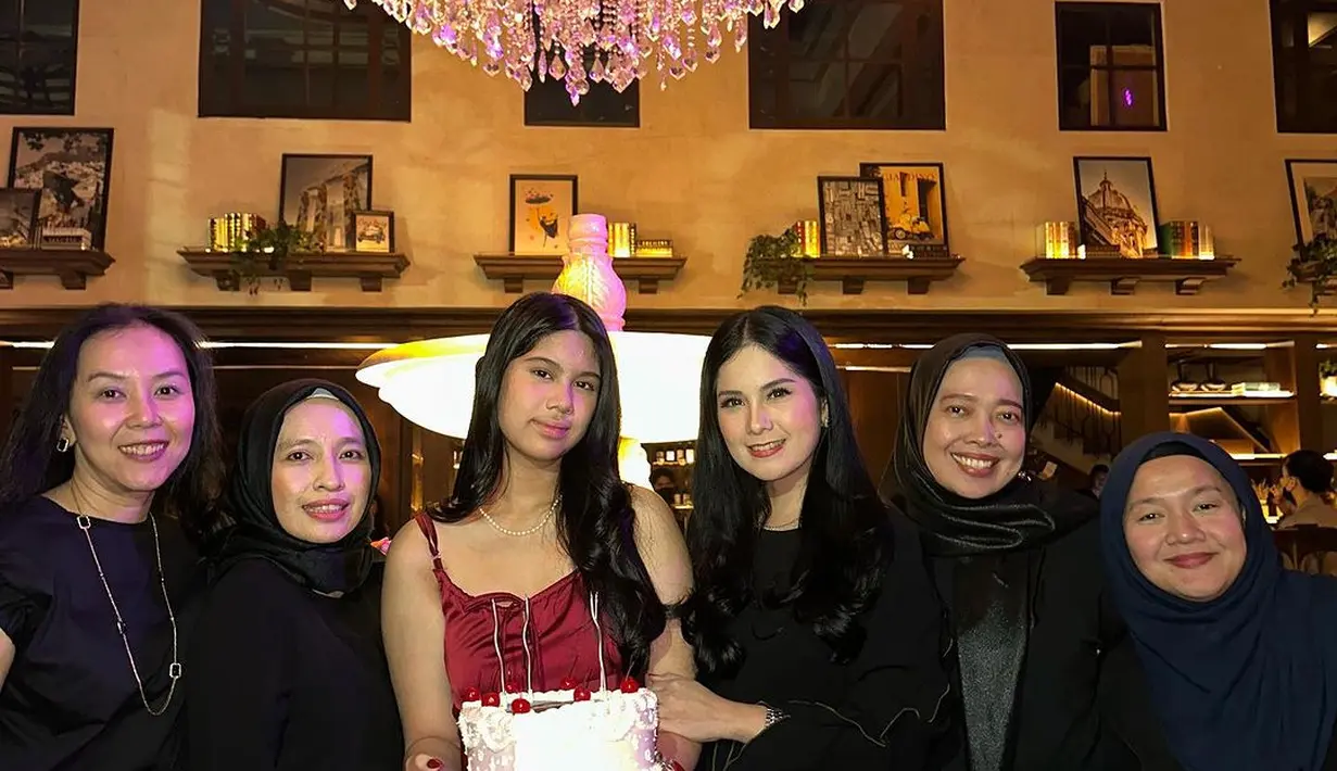 Almira sendiri sebagai birthday girl terlihat cantik dalam balutan dress satin merah [@annisayudhoyono]