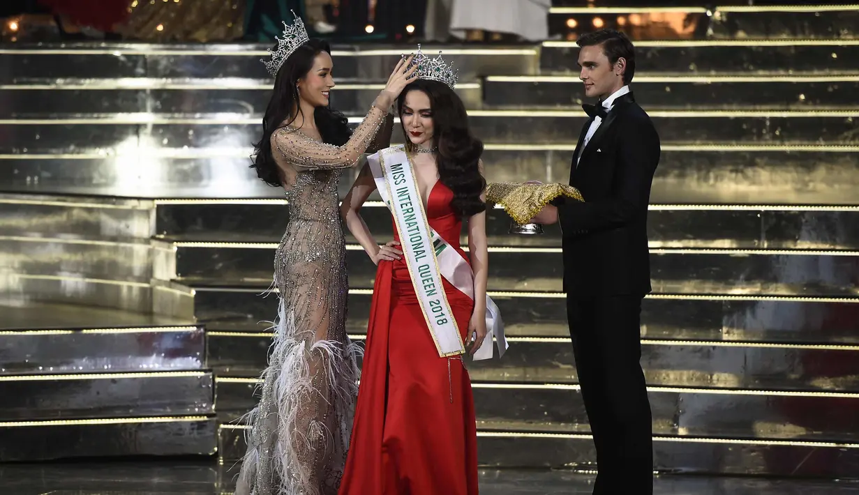 Nguyen Huong Giang saat menerima mahkota dari pemenang tahun lalu dari Thailand Treechada Petcharat pada kontes kecantikan transgender Miss International Queen 2018 di Pattaya, Thailand (9/3). (AFP Photo/Lillian Suwanrumpha)