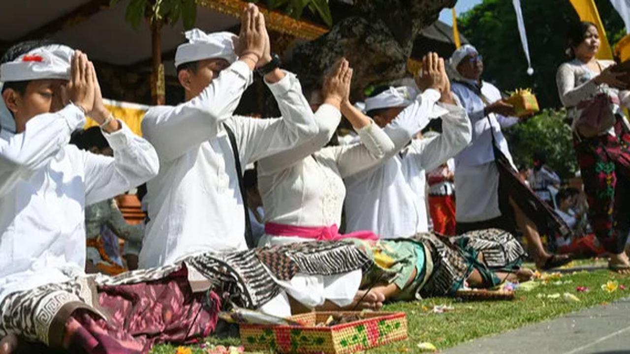 Membedah Perbedaan Hari Raya Galungan dan Kuningan dalam Agama Hindu Bali