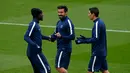 Blaise Matuidi, Ezequiel Lavezzi dan Angel Di Maria (ki-ka) berbincang saat sesi latihan di Saint-Germain-en-Laye, Paris, (20/10/2015). PSG akan bertanding melawan Real Madrid  pada babak penyisihan Grup A Liga Champions. (REUTERS/Benoit Tessier)