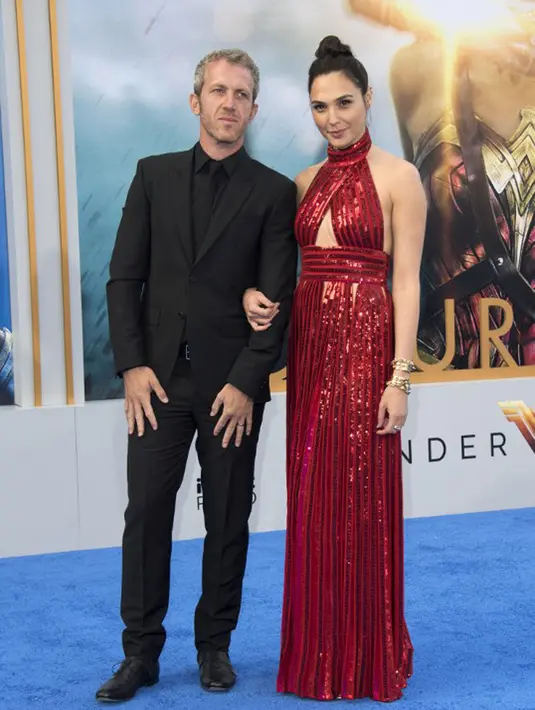 Kue tersebut ternyata sebagai bentuk ucapan hari ayah untuk suaminya, Yaron Versano. Ia pun menuliskan kalimat panjang pada caption fotonya, pada intinya ia memuji sosok Yaron sebagai ayah yang baik. (AFP/Bintang.com)