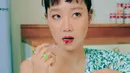 Biasanya tinted lip banyak digunakan oleh remaja untuk tampilan yang lebih segar dan natural. Gong Hyo Jin tidak ragu mengaplikasikan lip tint sebagai makeup sehari-hari untuk tampil lebih fresh di usia 41 tahun.