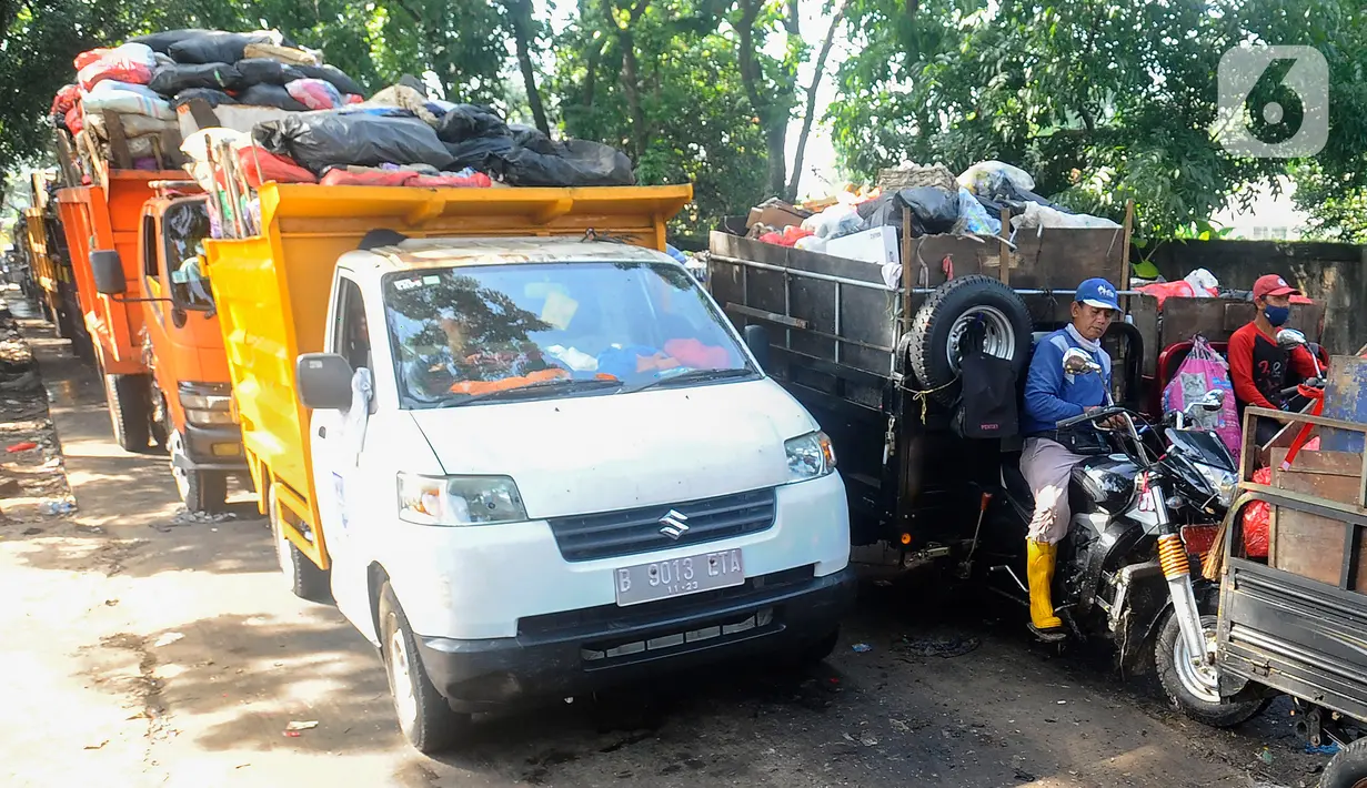 Antrean truk pun mengular hingga memenuhi jalan menuju TPA Cipayung. (merdeka.com/Arie Basuki)