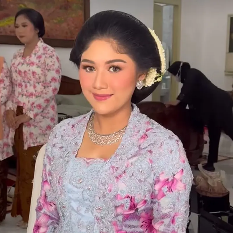 Detail Penampilan Ayu Erina Gudono Mitoni 7 Bulan, Pakai Kebaya Floral Rancangan Didiet Maulanan