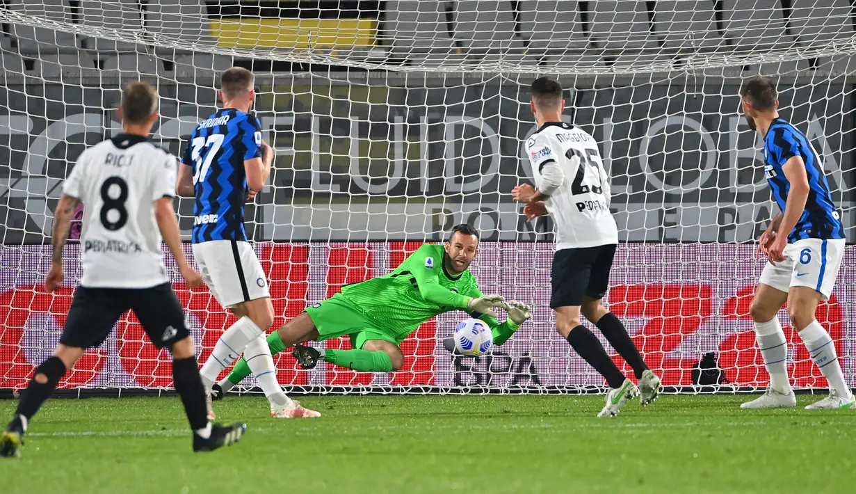 Penjaga gawang Inter Milan Samir Handanovic (tengah) kebobolan gol saat melawan Spezia pada pertandingan Serie A Liga Italia di Stadion Alberto-Picco, La Spezia, Italia, Rabu (21/4/2021). Pertandingan berakhir dengan skor 1-1. (ANDREAS SOLARO/AFP)