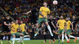 Timnas sepak bola Australia awalnya memakai jersey berwarna biru langit. Kemudia, mereka berganti warna menjadi emas dan hijau pada 1924. Warna itu melambangkan Acacia Pycnantha yang merupakan bunga nasional Australia. Padahal bendera negara mereka adalah biru tua Union Jack dan rasi bintang selatan di sudutnya. (AP/Dan Peled)