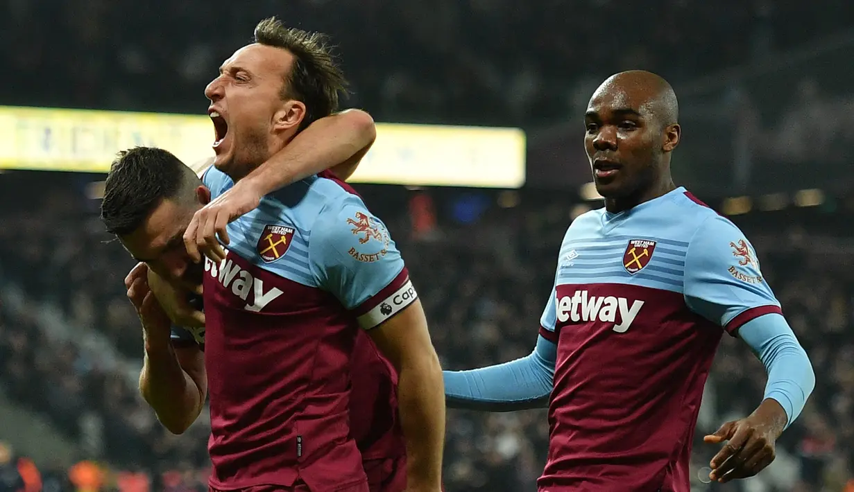Mark Noble. Gelandang tengah berusia 34 tahun ini mulai menjabat kapten tim West Ham United sejak 2015/2016. Hingga saat ini ia juga menjadi pemain aktif di Liga Inggris dengan durasi terlama memperkuat 1 klub, yaitu telah 17 tahun membela The Hammers sejak 2004. (Foto: AFP/Daniel Leal-Olivas)