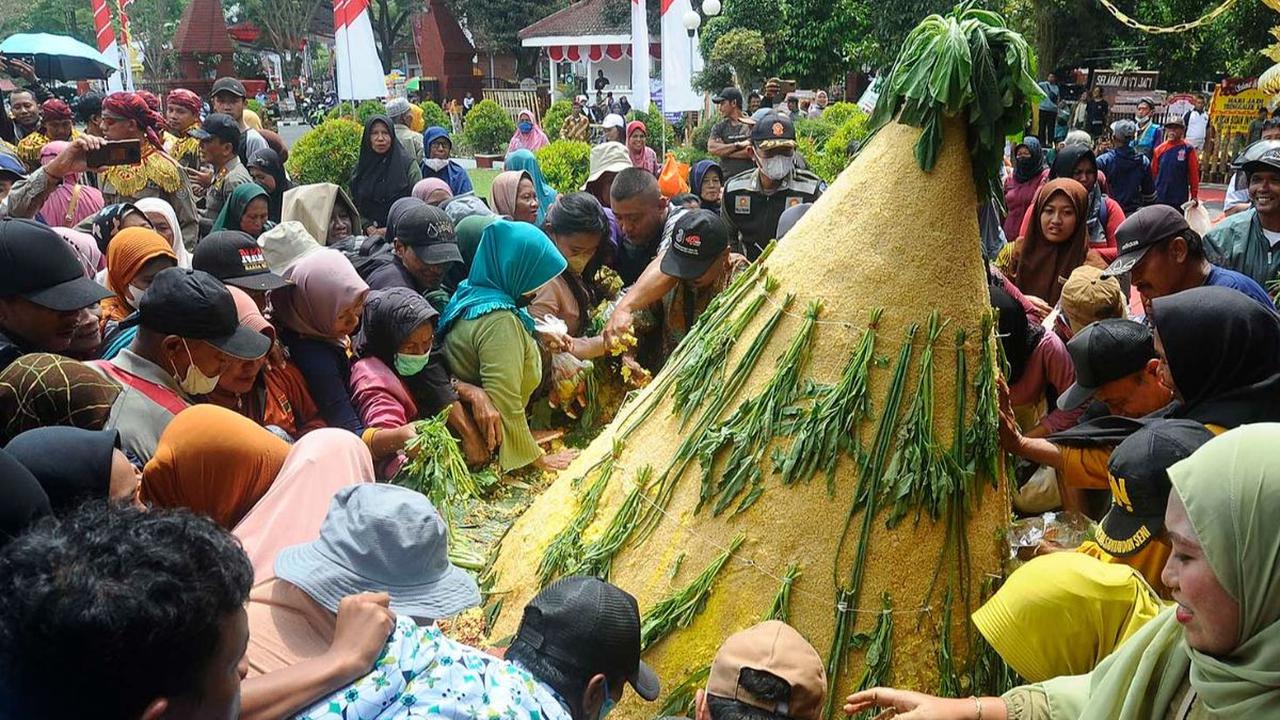 Hari Ulang Tahun (HUT) ke-829 Kabupaten Trenggalek jatuh pada hari ini, Kamis (31/8/2023). Untuk merayakan momen penting tersebut, sebuah tumpeng raksasa dihadirkan di Pendopo Kabupaten Trenggalek.