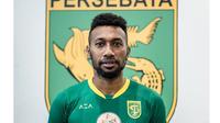 5 Gaya Trendi Patrich Wanggai di Luar Lapangan, Striker Anyar Persebaya (sumber: Instagram.com/officialpersebaya)