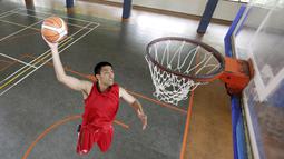 Pebasket Indonesia, Cristiano Ronaldo Sitepu, beraksi saat sesi pemotretan di Jakarta, Sabtu (23/6/2018). Ronaldo merupakan pemain andalan di klub Satria Muda dan timnas basket Indonesia. (Bola.com/M Iqbal Ichsan)