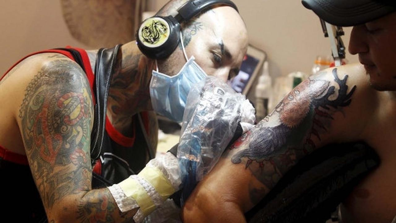 Aksi penggila tato nekat punggung ditindik dan digantung di pohon