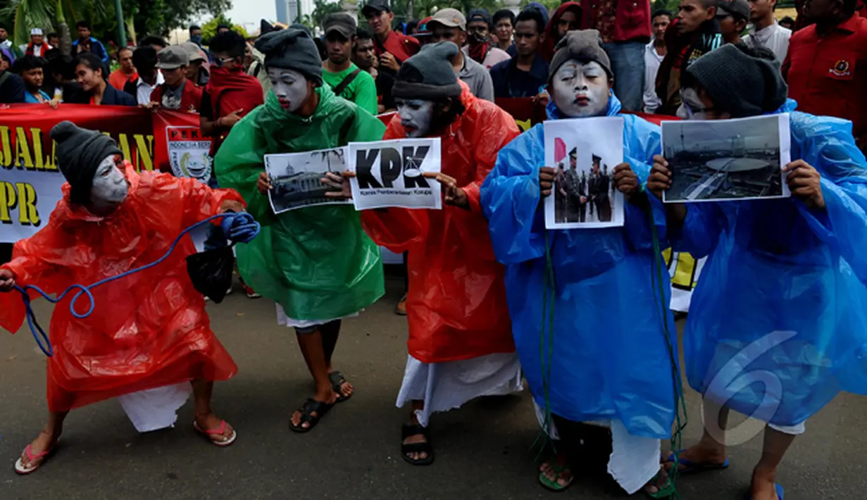 Aksi teaterikal 5 mahasiswa menjadi kurcaci saat aksi "Stop Intervensi Polri" di depan Istana Negara, Jakarta, Jumat (30/1/2015). (Liputan6.com/Johan Tallo)