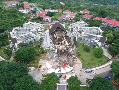 Foto udara gedung kantor Gubernur yang rusak akibat gempa bumi dengan magnitudo 6,2 di Mamuju, Sulawesi Barat, Minggu (17/1/2021). Badan Nasional Penanggulan Bencana (BNPB) melaporkan korban tewas gempa di Sulawesi Barat hingga 16 Januari pukul 20.00 WIB mencapai 56 orang. (ADEK BERRY/AFP)