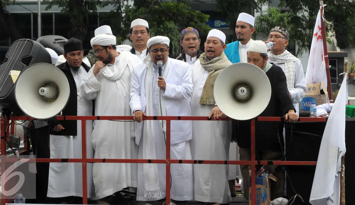 Ketua FPI Habib Muhammad Rizieq Shihab saat mengelar aksi di depan Gedung KPK, Jakarta, Senin (4/4) Dalam Aksinya tersebut mendesak agar di periksannya Gubernur Jakarta, Ahok terkait Korupsi Rs Sumber waras. (Liputan6.com/Helmi Afandi)