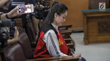 Terdakwa artis Jennifer Dunn menjalani sidang lanjutan di Pengadilan Negeri Jakarta Selatan, Jakarta, Senin (25/6). Sidang tersebut beragendakan pembacaan putusan. (Liputan6.com/Faizal Fanani)