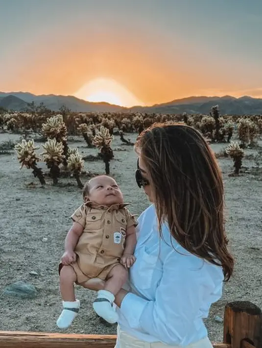 <p>Salah satunya melakoni trip ke daerah pegunungan di wilayah California. Ini menjadi trip pertama Baby Issa bersama kedua orangtua dan keluarganya. Momen bahagia inipun dibagikan Nikita Willy dan Indra Priawan di akun Instagram mereka masing-masing. (instagram/indpriw)</p>