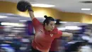 Atlet bowling Indonesia, Elsa Maris, melakukan selebrasi usai meraih medali emas cabang tenpin bowling TPB 4 di Jaya Ancol Bowling Center, Jakarta, Selasa (9/10/2018). (Bola.com/Vitalis Yogi Trisna)