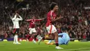 Didatangkan dari Bologna, Joshua Zikrkzee langsung mencetak gol dalam laga debutnya saat mencetak gol tunggal kemenangan Manchester United 1-0 pada menit ke-87 atas tim tamu Fulham pada laga pekan pertama Premier League 2024/2025 di Old Trafford Stadium, Manchester (16/8/2024). (PA via AP Photo/Martin Rickett)