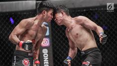 Dua petarung Indonesia, Rizki Umar (kiri) dan petarung Arnol Batubara (kanan) saat berlaga pada partai pertama dalam One Championship di Jakarta, Sabtu (20/1). Rizki Umar menang pada partai pertama One Championship. (Liputan6.com/Faizal Fanani)