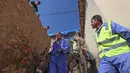 Seorang pekerja kota tiba dengan keledai untuk mengumpulkan sampah rumah tangga di kota Akre, sekitar 500 km sebelah utara Baghdad, Irak, 13 Februari 2021. Pemerintah kota Akre menggunakan keledai dan anak kuda untuk mengumpulkan sampah. (SAFIN HAMED/AFP)