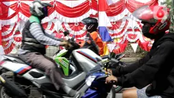 Pengendara melintas di jalan Raya Pasar Minggu, Jakarta, Jumat (6/8/2021). Dirlantas Polda Metro Jaya mencatat, pada pelaksanaan PPKM level 4 minggu kedua terdapat kenaikan mobilitas warga Jakarta sebesar 26 persen dibanding saat PPKM Darurat dan PPKM Mikro. (Liputan6.com/Helmi Fithriansyah)