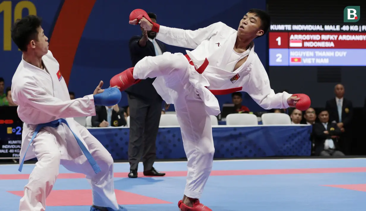 Karateka Indonesia, Rifki Ardiansyah, saat melawan karateka Vietnam, Nguyen Tahnh Duy, pada final kumite -60 kg putra SEA Games 2019 di World Trade Center, Manila, Minggu (8/12). Rifky meraih perak setelah kalah 1-2. (Bola.com/M Iqbal Ichsan)