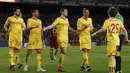 Para pemain Sporting Gijon melakukan protes kepada wasit saat melawan Barcelona pada lanjutan La Liga Spanyol di Stadion Camp Nou, Barcelona, Sabtu (23/4/2016). (Reuters/Albert Gea)