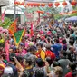 Warga keturunan Tionghoa mengarak joli atau tandu dalam Festival Cap Go Meh 2023 di kawasan Glodok, Jakarta, Minggu (5/2/2023). Sebanyak 23 joli atau tandu diarak keliling sebagai penutup rangkaian perayaan Tahun Baru Imlek yang dilaksanakan pada tanggal ke-15 bulan pertama penanggalan Tionghoa. (Liputan6.com/Faizal Fanani)