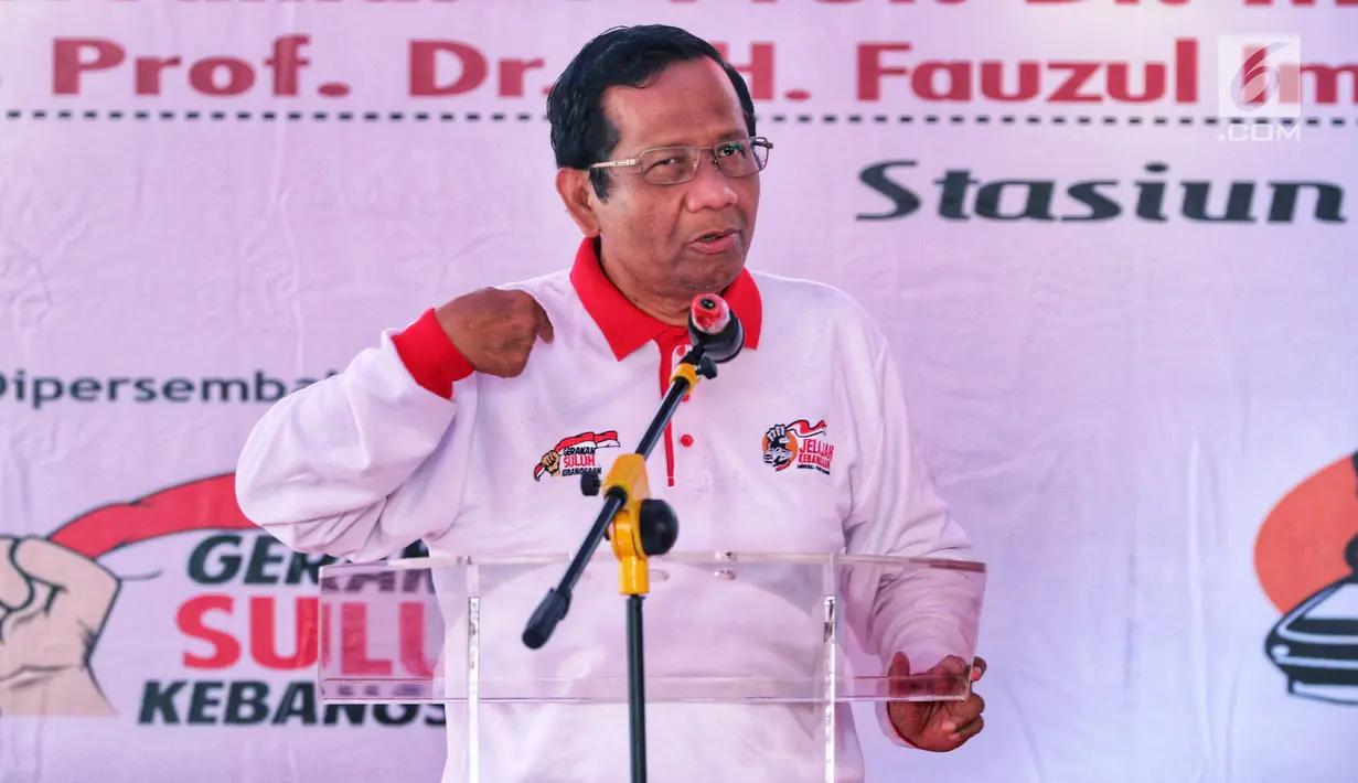 Ketua Gerakan Suluh Kebangsaan, Mahfud MD memberi keterangan saat kegiatan Gerakan Suluh kebangsaan di Banten, Senin (18/2). Kegiatan ini bertujuan untuk Rawat Kebhinekaan Indonesia Lewat Jelajah Kebangsaan 2019. (Liputan6.com/Johan Tallo)