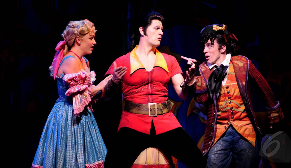 Salah satu adegan drama musikal bertajuk ‘Beauty and The Beast The Original Broadway Musical Spectaculer’ diselengarakan di Ciputra Artpreneur, Jakarta (26/5/2015). (Liputan6.com/Faisal R Syam)