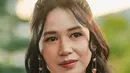 Menjadi salah satu aktris yang paling populer untuk berakting di layar lebar, sudah banyak sekali nominasi dan acara festival film bergengsi yang ia ikuti. Detail penampilan Laura Basuki dalam fetival ini sempat menjadi sorotan yang tampil flawless. (Liputan6.com/IG/@laurabas)