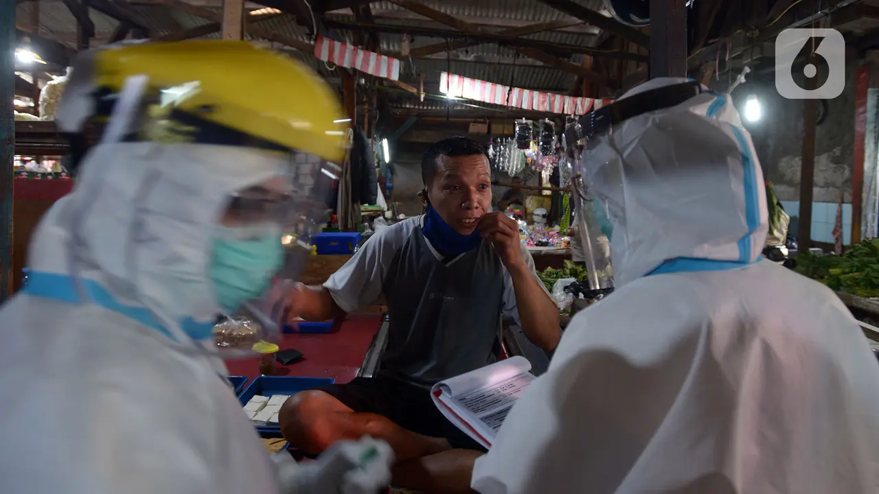 FOTO: Pedagang Pasar Thomas Jalani Tes Swab COVID-19