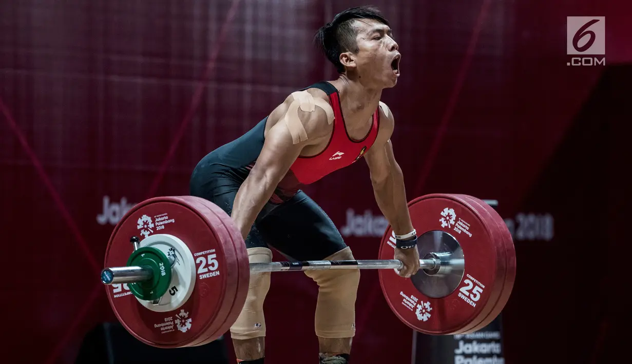 Lifter Indonesia, Deni saat berlaga pada Asian Games 2018 di JIExpo, Jakarta, Rabu (22/8). Deni memastikan lolos ke final setelah berhasil membukukan poin terbaik dengan total angkatan seberat 318 Kg. (Bola.com/Vitalis Yogi Trisna)