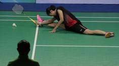 Pebulutangkis Indonesia, Fitriani, terjatuh saat melawan Busanan Ongbumrungpan pada final beregu putri SEA Games 2019 di Muntinlupa Sports Complex, Manila, Selasa (3/12). Kalah 1-3, Indonesia hanya meraih perak. (Bola.com/M Iqbal Ichsan)