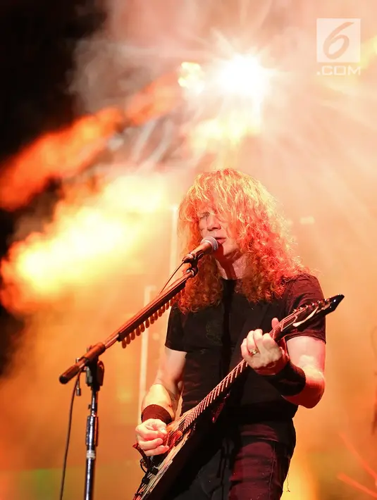 Gitaris sekaligus vokalis Megadeth, Mustaine saat menyanyikan sebuah lagu selama Jogjarockarta 2018 di Stadion Kridosono, Yogyakarta (27/10). Megadeth menggebrak dengan lagu pembuka "Hangar 18". (Fimela.Com/Bambang E.Ros)