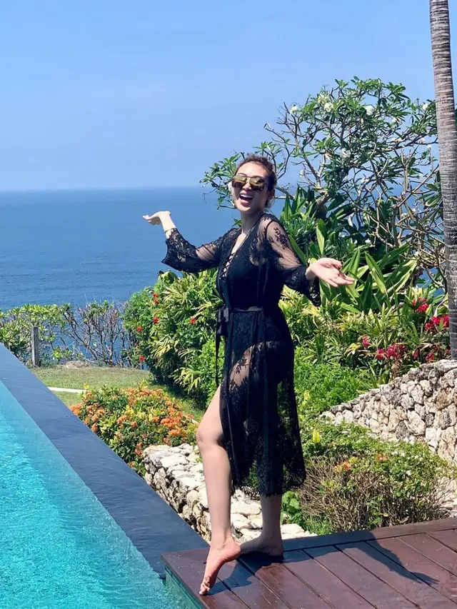 Potret Shella Pedangdut yang Jadi Asisten Pribadi Hotman Paris