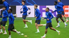 Penyerang Barcelona asal Brasil, Raphinha (kiri depan) saat mengikuti sesi Latihan jelang pertandingan leg kedua semifinal Liga Champions 2024/2025 melawan Inter Milan di stadion San Siro, Milan, 5 Mei 2025. (Piero CRUCIATTI/AFP)
