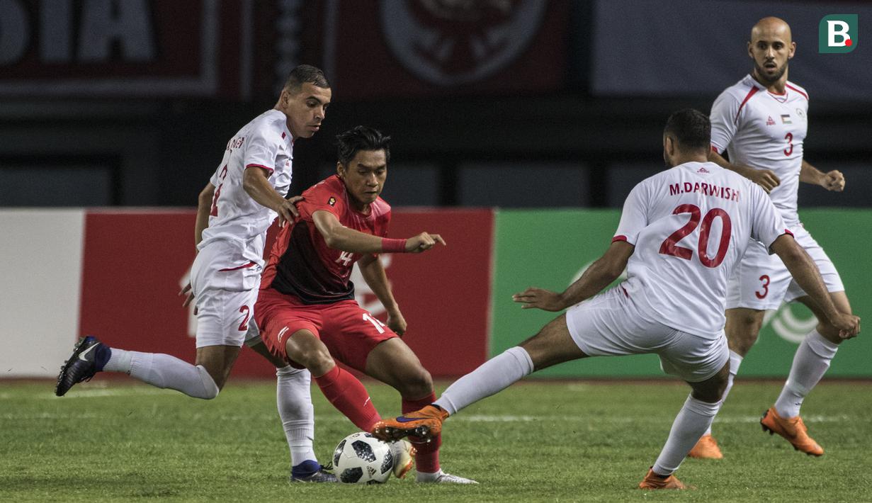 Pemain Indonesia, Septian David, berusaha melewati pemain Palestina pada laga Asian Games di Stadion Patriot, Bekasi, Jawa Barat, Rabu (15/8/2018). (Bola.com/Vitalis Yogi Trisna)