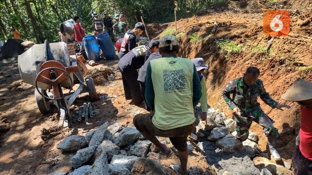 Pesan Cinta Warga Desa Terisolir Puluhan Tahun Tak Punya Akses Jalan untuk TNI