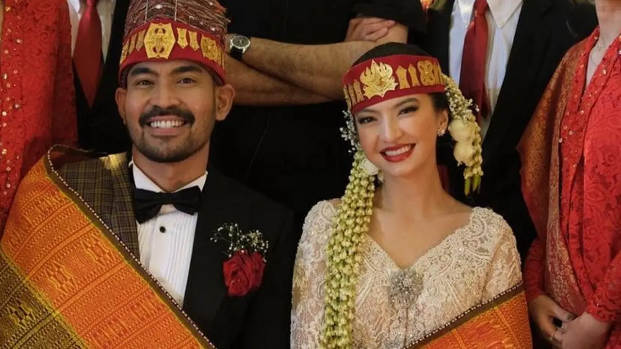 6 Potret Pernikahan Robby Purba dan Raline Shah di Film Catatan Harian Menantu Sinting, Menawan Pakai Busana Pengantin Batak