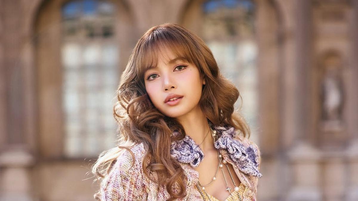 Sentuhan Kreatif Penampilan Lisa BLACKPINK Hadir di Paris Fashion Week, Heels Pleated hingga Labubu Berhiamas 24 Karat di Paris Fashion Week