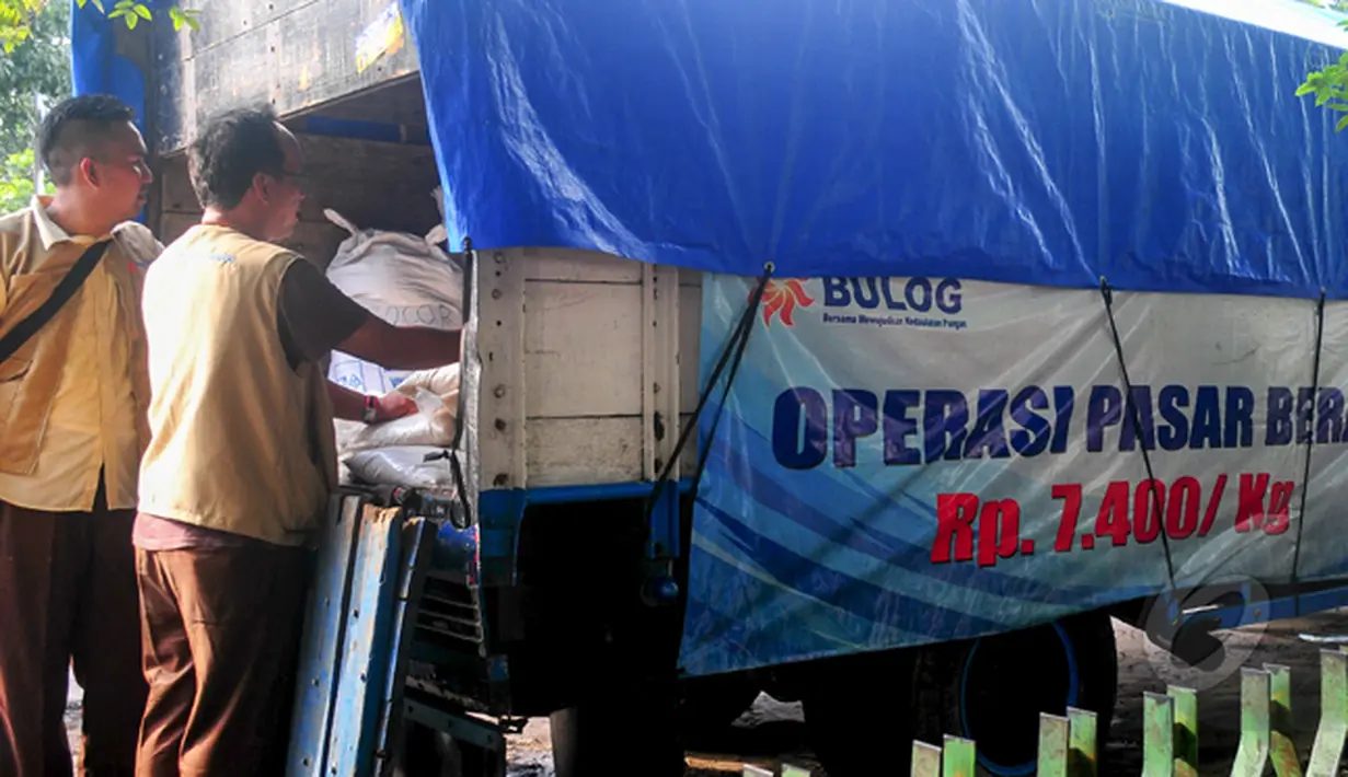 Petugas BULOG mempersiapkan beras yang akan mereka jual saat operasi pasar beras di Lenteng Agung, Jakarta, Senin (2/3/2015). Operasi ini digelar sebagai upaya menurunkan harga beras yang terus naik.(Liputan6.com/Yoppy Renato)