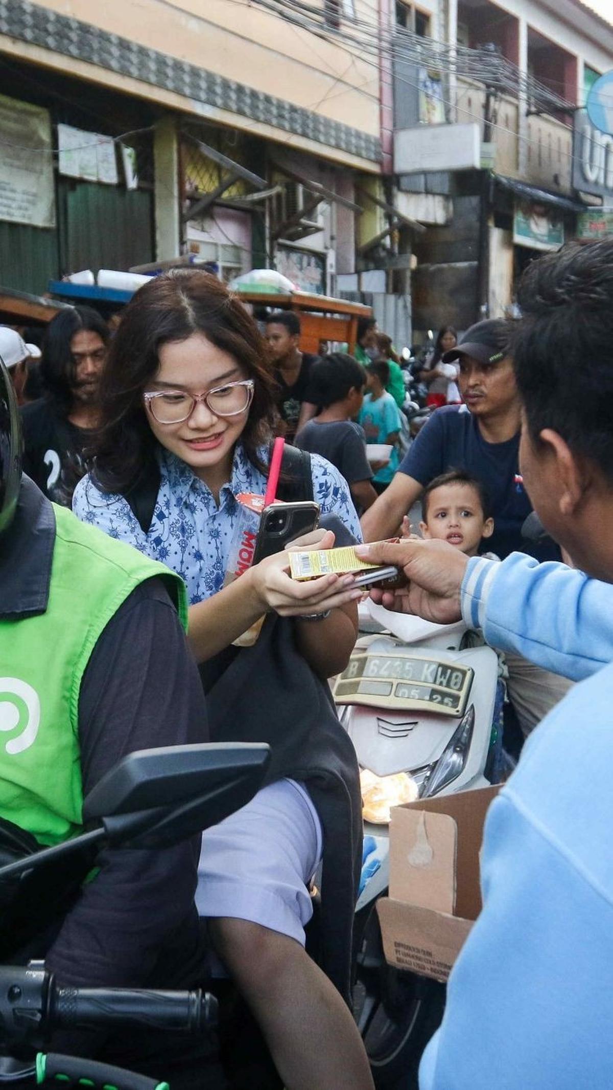 Relawan berharap dengan kegiatan ini dapat memberikan kebahagiaan dan semangat kepada masyarakat setelah perhelatan Pemilu 2024. Foto: Liputan6.com / Herman Zakharia