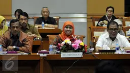 Menteri Sosial (Mensos) Khofifah Indar Parawansa (tengah) saat mengikuti Rapat Kerja (Raker) dengan Komisi VIII DPR di Kompleks Parlemen Senayan, Jakarta, Rabu (20/1). (Liputan6.com/JohanTallo)