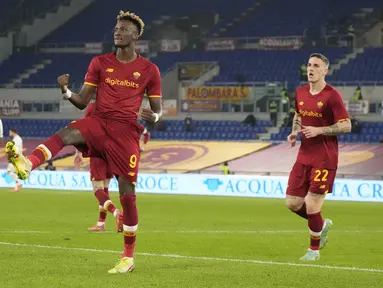 Penyerang AS Roma, Tammy Abraham (kiri) berselebrasi usai mencetak gol ke gawang Lecce pada pertandingan 16 besar Coppa Italia di stadion Olimpiade Roma, Jumat (21/1/2022). AS Roma menang atas Lecce 3-1. (AP Photo/Alessandra Tarantino)