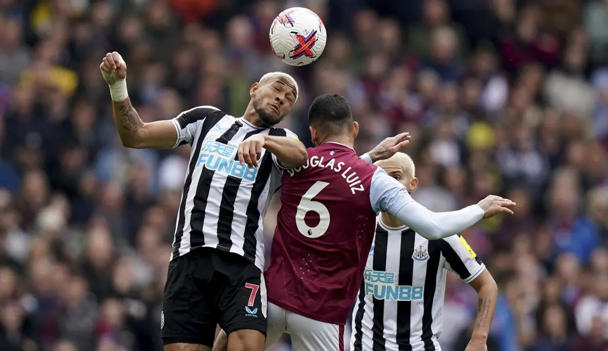 Striker Newcastle United, Joelinton (kiri) berduel udara dengan gelandang Aston Villa, Douglas Luiz pada laga lanjutan Liga Inggris 2022/2023 di Villa Park, Birmingham (15/4/2023). (PA via AP/Jacob King)
