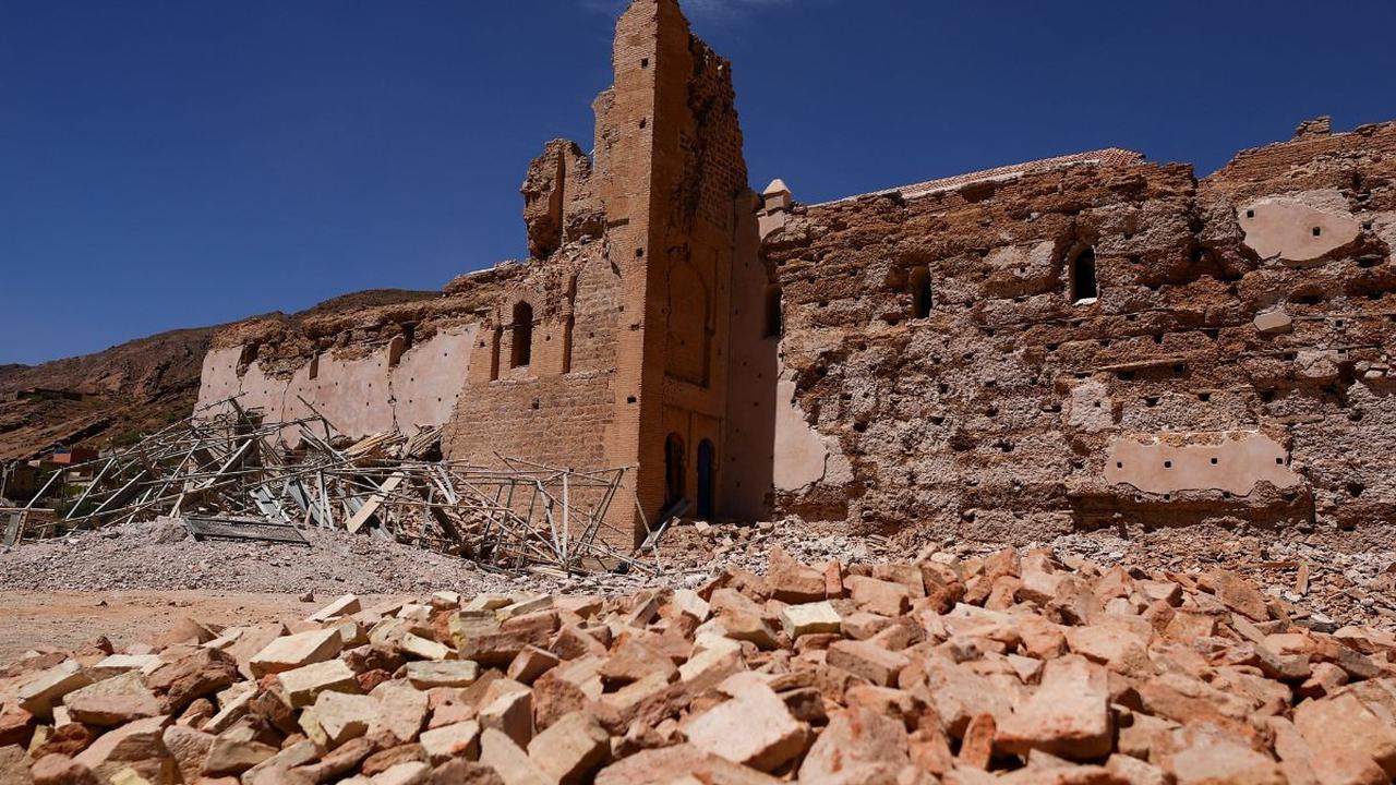 Kondisi Masjid Tinmel mengalami kerusakan yang parah akibat gempa bumi mematikan berkuatan Magnitudo 6.8  mengguncang Maroko.<br><br>Dari foto-foto Reuters ini  memperlihatkan tumpukan puing masjid hingga menara yang setengah roboh.<br>