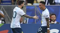 Lionel Messi dan Lautaro Martinez ketika membela timnas Argentina. (AFP/Pedro Ugarte)