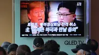 Warga menyaksikan berita tentang Presiden AS Donald Trump dan pemimpin Korea Utara Kim Jong-un, Seoul, Korea Selatan, Jumat (25/5). Sebelum dibatalkan, pertemuan Donald Trump dan Kim Jong-un dijadwalkan terjadi pada 12 Juni 2018. (AP Photo/Ahn Young-joon)
