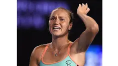 Petenis Ukraina, Kateryna Bondarenko terlihat kecewa setelah kehilangan point saat melawan petenis Swiss, Belinda Bencic pada hari ke-5 turnamen tenis Australian Open 2016  di Melbourne, Jumat (22/1/2016).  (AFP/Greg Wood)